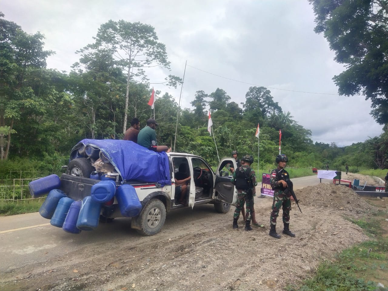Satgas Pamtas RI-PNG Yonif 126/KC Sweeping Kendaraan Pelintas di Perbatasan 1