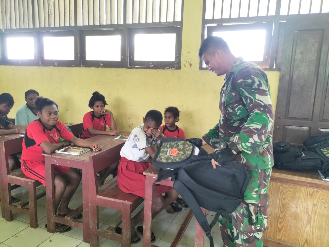Satgas Yonif 126/KC Bagikan Perlengkapan Sekolah Kepada Pelajar di Wilayah Perbatasan RI-PNG 1