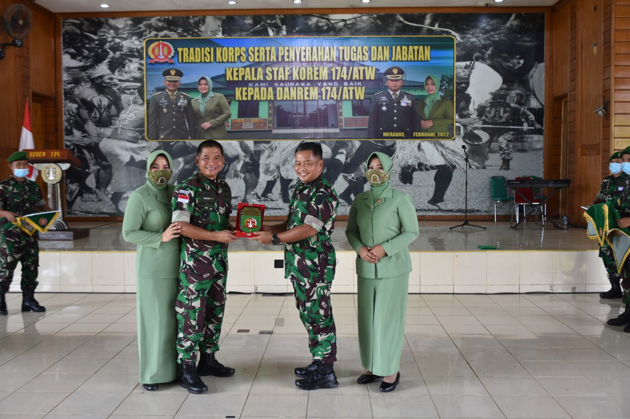 Jabat SesDispenad Kolonel Hamim Tohari Serahkan Tugas dan Jabatan Kepada Danrem 174 Merauke 1