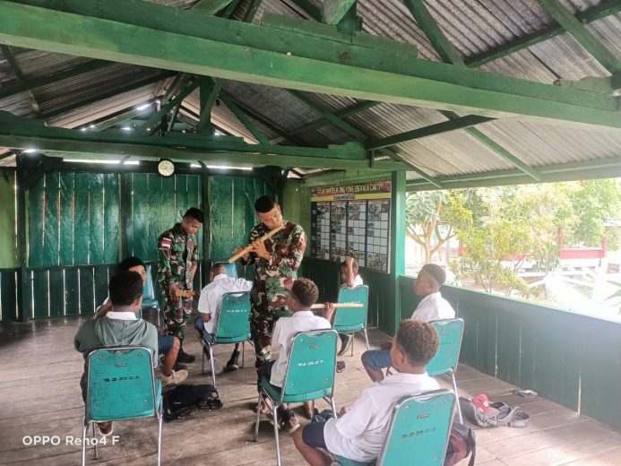 Satgas Yonif 126/KC, Ajari Musik Kepada Anak-Anak Perbatasan 12