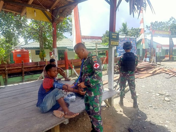 Satgas Yonif 126/KC Beri Pelayanan Kesehatan untuk Warga di Perbatasan 11