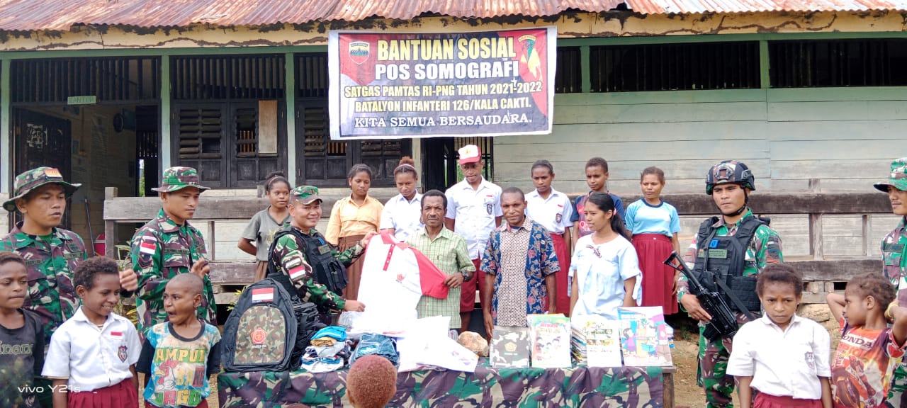 Satgas Yonif 126/KC Bagikan Perlengkapan Sekolah Kepada Pelajar di Perbatasan 1