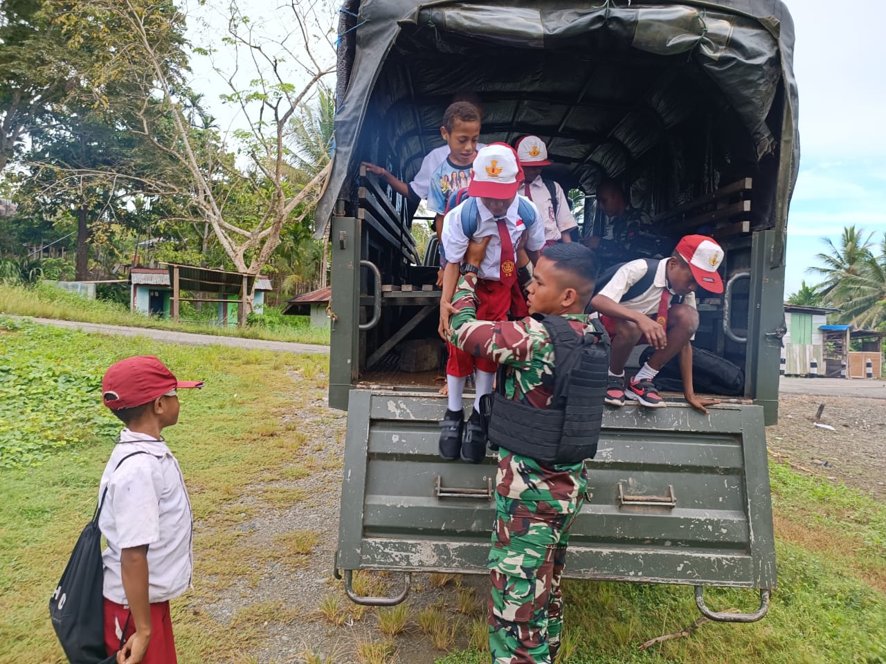 Satgas Yonif 126/KC Antar Jemput Pelajar di Perbatasan 1