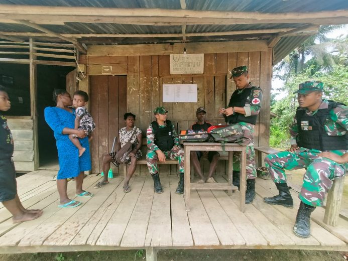 Pelayanan Kesehatan Door to Door Satgas Yonif 126/KC untuk Warga Papua 10