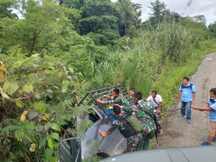 Personel Satgas Yonif 126/KC Evakuasi Mobil yang Terperosok 8