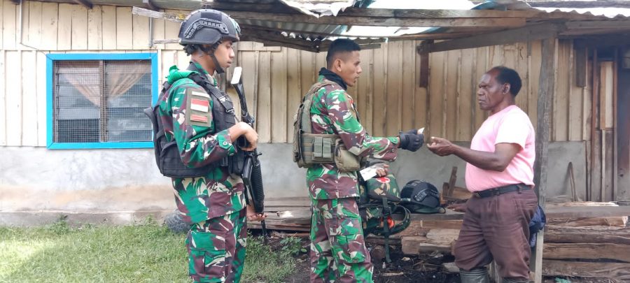 Satgas Kodim Yalimo Yonif RK 751/VJS Silaturahmi dengan Warga dan Beri Layanan Kesehatan 9