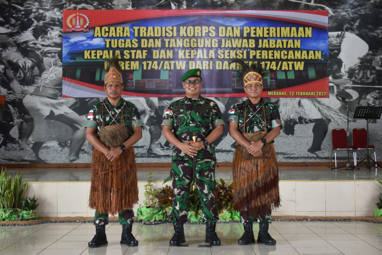 IMG-20220222-WA0020 Danrem 174/ATW Merauke Sematkan Tanda Jabatan Kepada Kasrem dan Kasiren 1