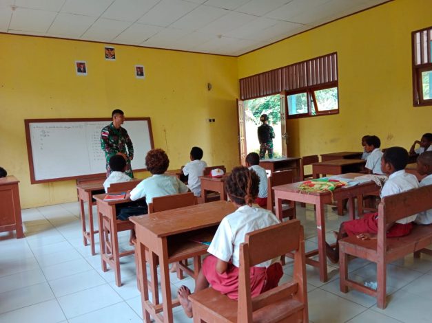Anggota Satgas Yonif 126/KC Menjadi Gadik di Perbatasan 36