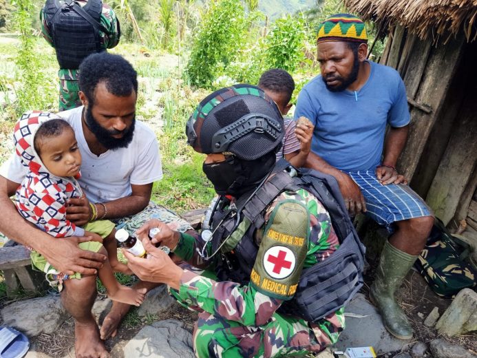 Tim Kesehatan Satgas Kodim Yalimo Obati dan Periksa Kesehatan Warga 13