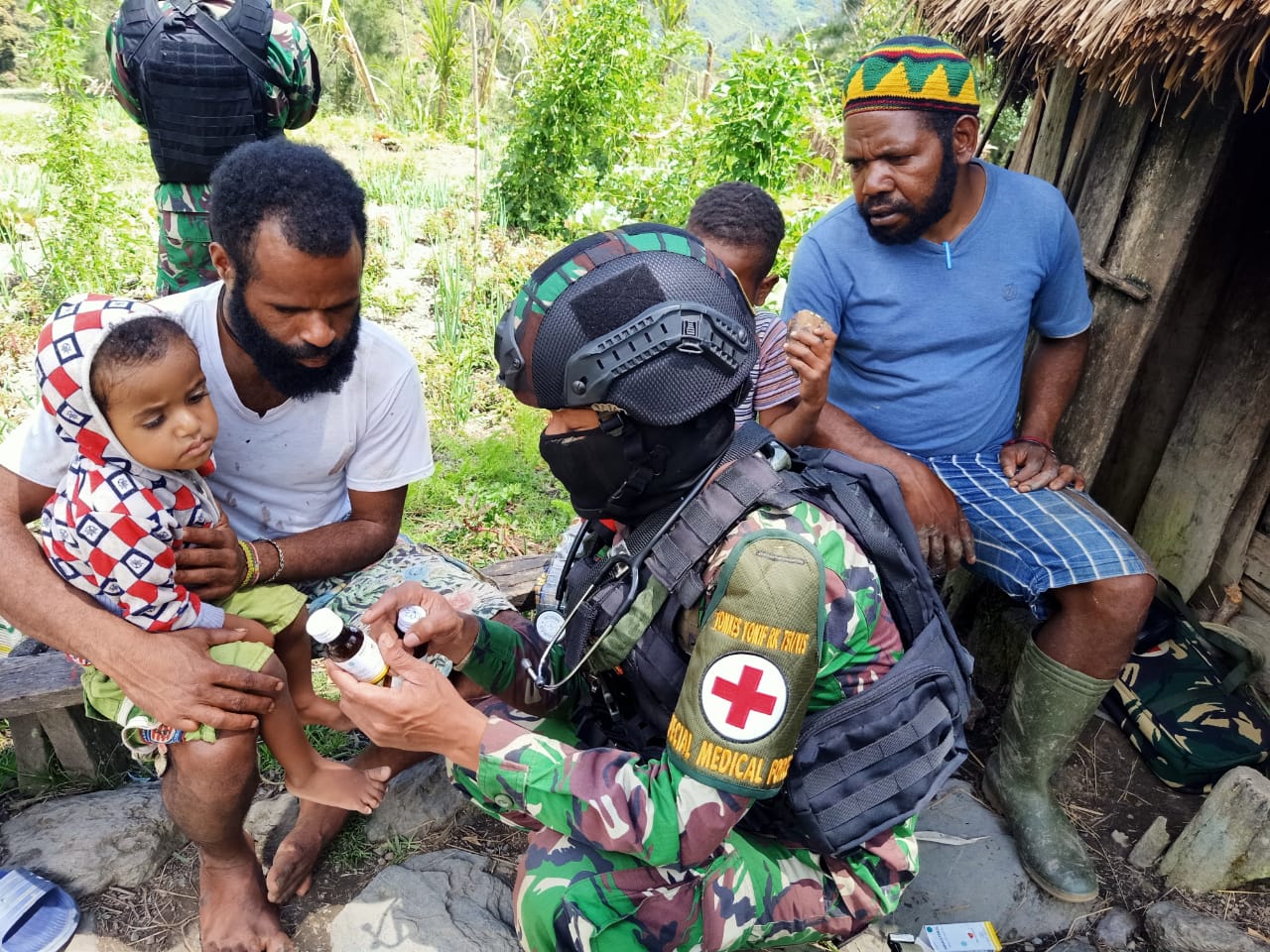 IMG-20220224-WA0023 Tim Kesehatan Satgas Kodim Yalimo Obati dan Periksa Kesehatan Warga 1