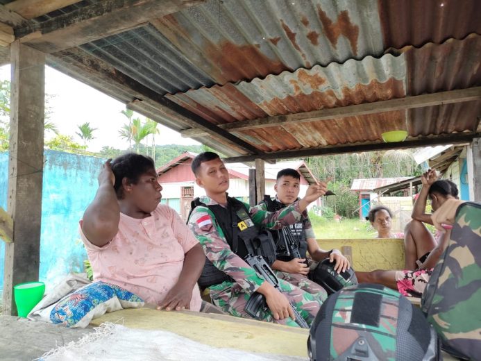 Satgas Yonif 126/KC Jalin Silaturahmi dan Pengobatan Gratis di Perbatasan 12
