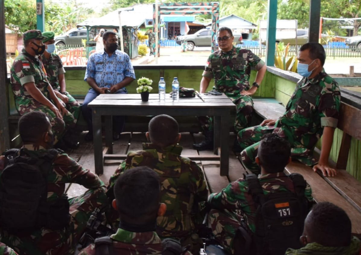 Danrem 174 Merauke Tinjau Prajurit Satgas Pamtas RI-PNG Yonif 757/Ghupta Vira 1