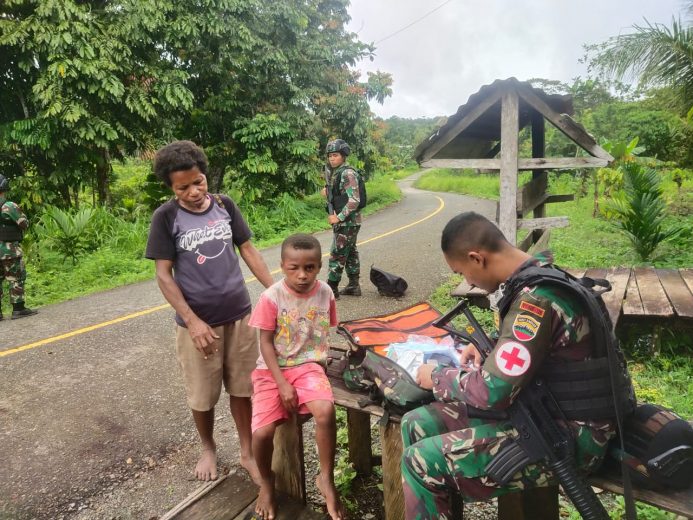 Satgas Yonif 126/KC Obati Anak di Perbatasan Papua 12