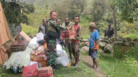 Peringati Isra Mi’raj 1443 H, Satgas Kodim Yalimo Yonif RK 751/VJS Bagikan Sembako, Pakaian dan Peralatan Sekolah 10