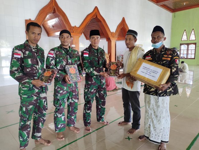 Satgas Pamtas Yonif 126/KC Berikan Al Qur’an kepada Masyarakat Muslim di Perbatasan Papua 9