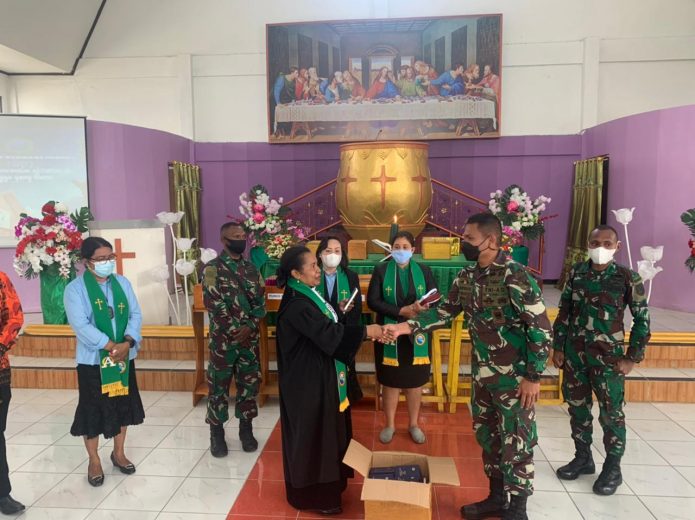 Satgas Kodim Yalimo Yonif RK 751/VJS Beri Bantuan Alkitab 8