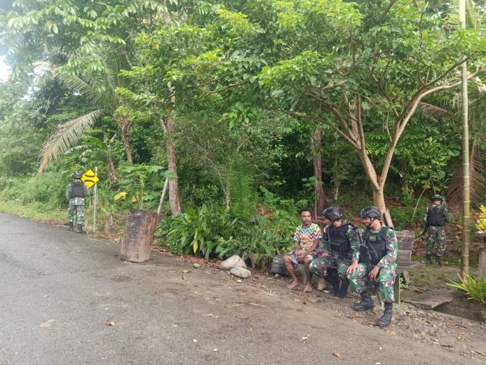 Satgas Yonif 126/KC Bagikan Bibit Tanaman Holtikultura Kepada Warga di Perbatasan 15