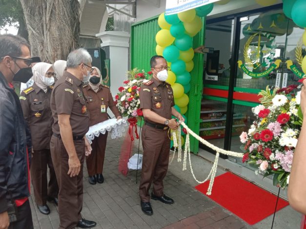 Kabadiklat Resmikan Adhyaksa Mart 35