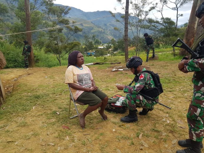 Satgas Kodim Yalimo Yonif RK 751/VJS Gencar Memeriksa Kesehatan Masyarakat 10