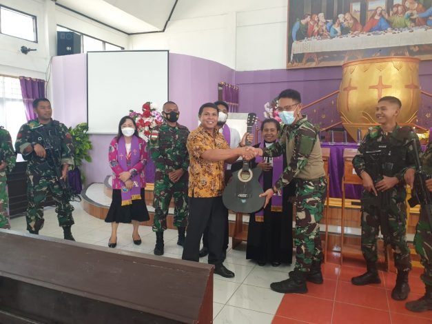 Satgas Kodim Yalimo Yonif RK 751/VJS Berikan Bantuan Alat Musik 46