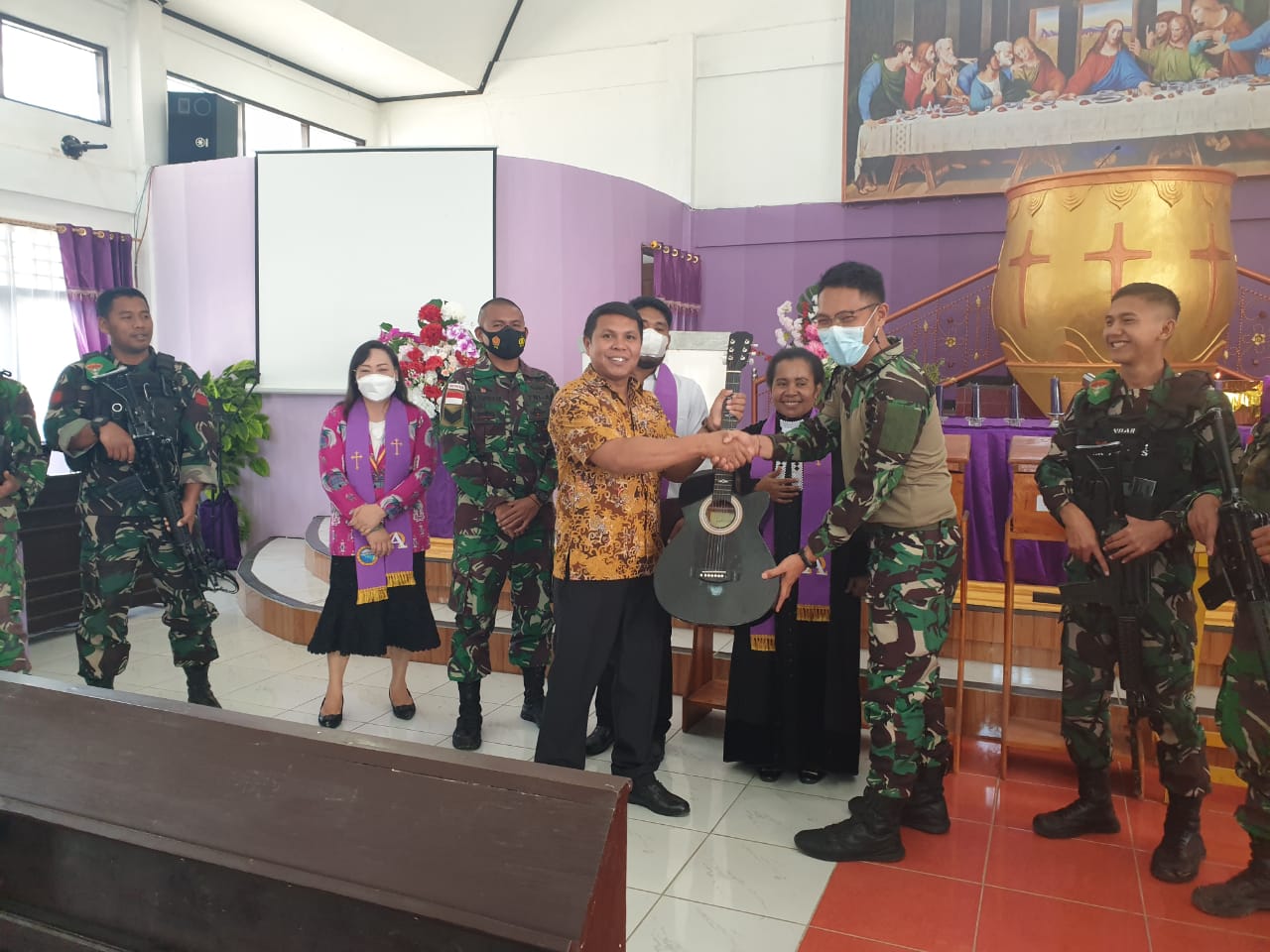IMG-20220314-WA0027 Satgas Kodim Yalimo Yonif RK 751/VJS Berikan Bantuan Alat Musik 1