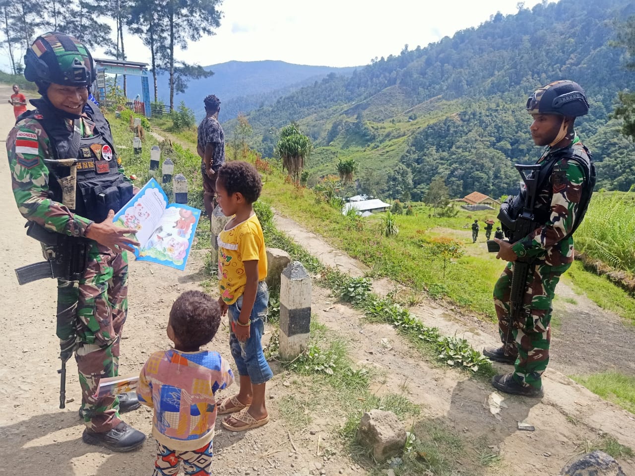 Personel Satgas Kodim Yalimo Yonif RK 751/VJS Bagikan Buku Bergambar Kepada Anak-Anak 1