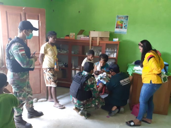 Satgas Yonif 126/KC Bantu Imunisasi Balita di Perbatasan 9