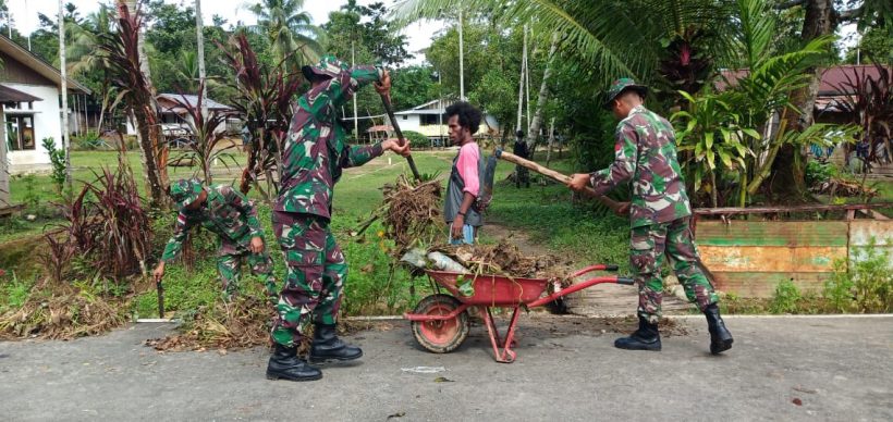 Satgas Yonif 126/KC Bersama Warga Bersihkan Kampung Perbatasan 29