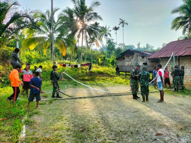 Satgas Yonif 126/KC Berikan Net dan Bola Voli untuk Pemuda di Perbatasan Papua 15