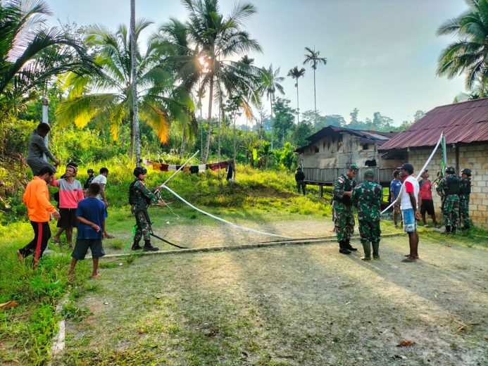 Satgas Yonif 126/KC Berikan Net dan Bola Voli untuk Pemuda di Perbatasan Papua 13