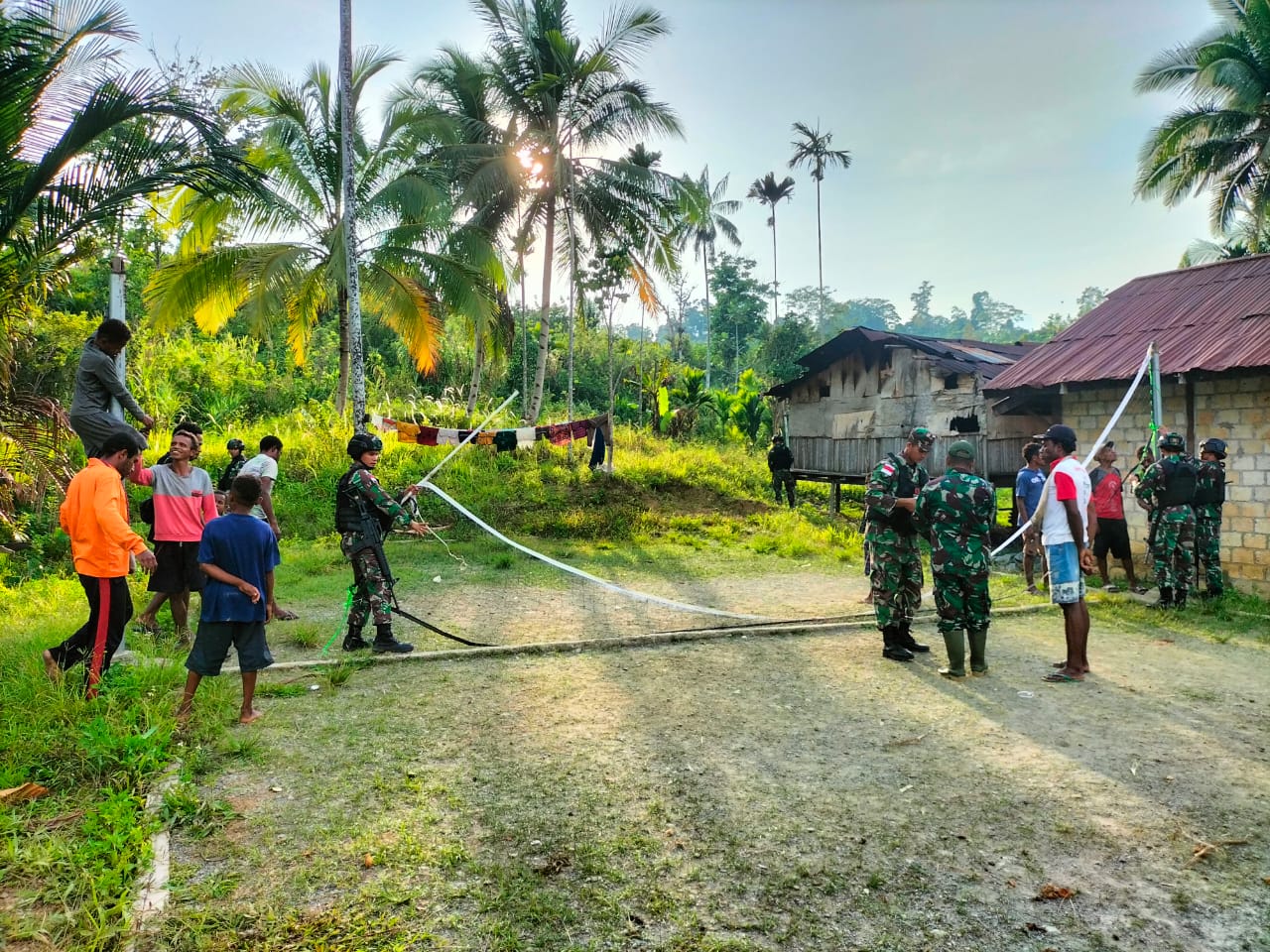 Satgas Yonif 126/KC Berikan Net dan Bola Voli untuk Pemuda di Perbatasan Papua