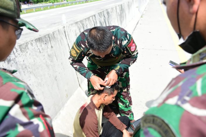 Prajurit TNI Bantu Korban Kecelakaan Lalu Lintas di Tol Pasuruan-Probolinggo 14