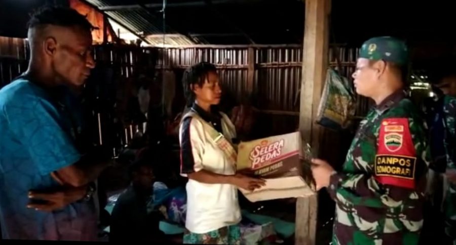 Satgas Yonif 126/KC Berikan Sembako Kepada Warga yang Berduka di Perbatasan 10
