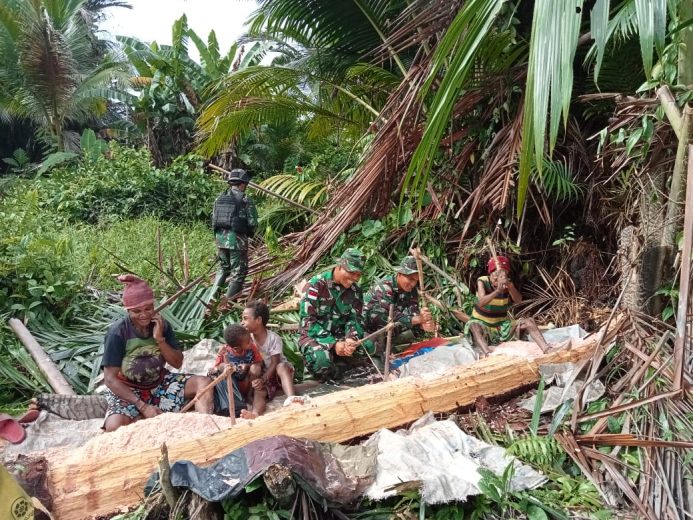 Satgas Yonif 126/KC Bantu Warga Perbatasan Mengolah Sagu 9