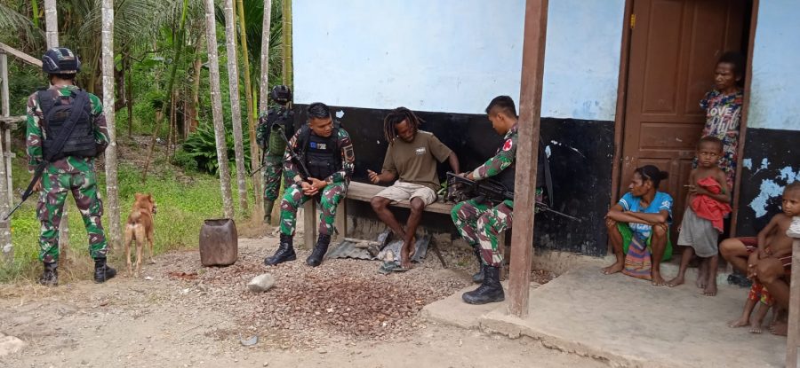 Satgas Yonif 126/KC Komsos dengan Warga Perbatasan 13