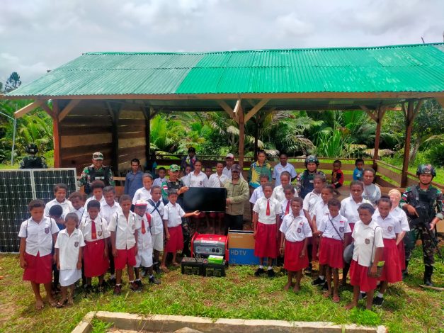 Satgas Yonif 126/KC Bangun Fasilitas Nonton Bersama 12