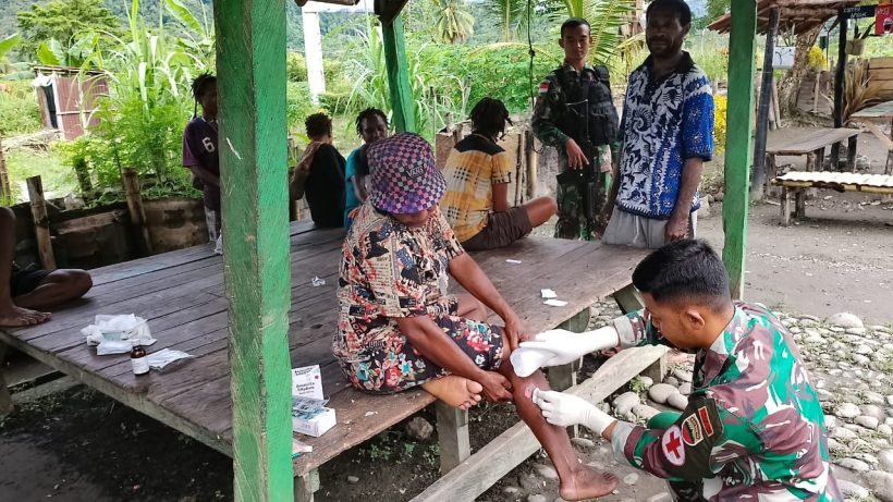 Satgas Yonif 126/KC Keliling Kampung Berikan Pengobatan Gratis 12