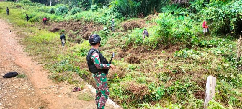 Satgas Yonif 126/KC Gotong Royong Bersama Masyarakat 10