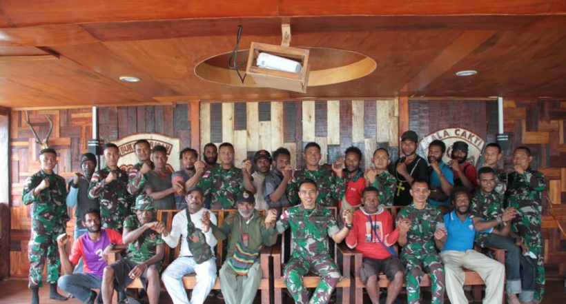 Satgas Pamtas Yonif 126/KC Komsos dengan Tokoh Pemuda se-Distrik Waris 9