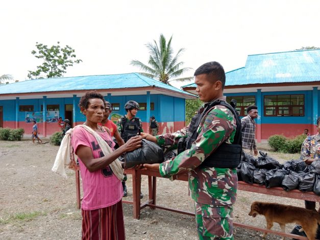 Satgas Yonif 126/KC Bagikan Sembako untuk Warga Perbatasan 12