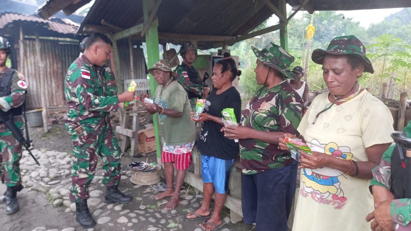 Satgas Yonif 126/KC Bagikan Bibit Padi dan Jagung Kepada Warga Perbatasan 10