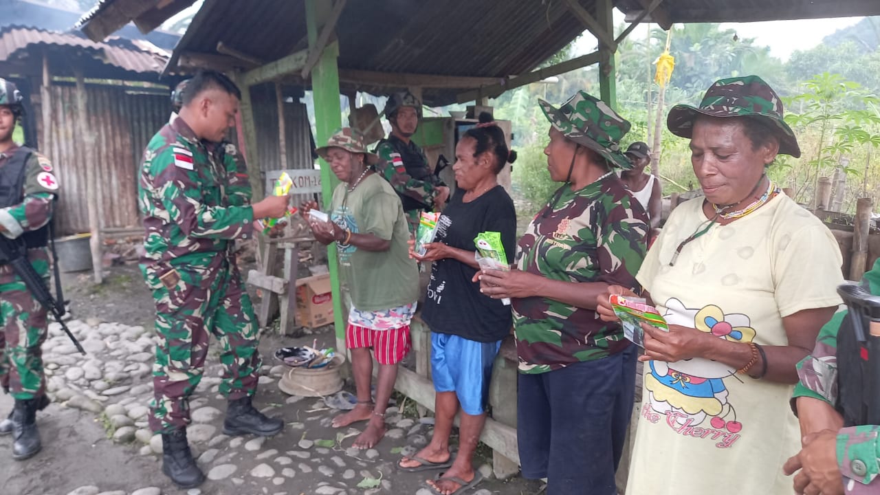 IMG-20220411-WA0018 Satgas Yonif 126/KC Bagikan Bibit Padi dan Jagung Kepada Warga Perbatasan 1
