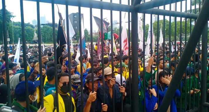 BEM SI Demo di Depan DPR RI, Polisi Lakukan Pengalihan Arus Lalulintas 1