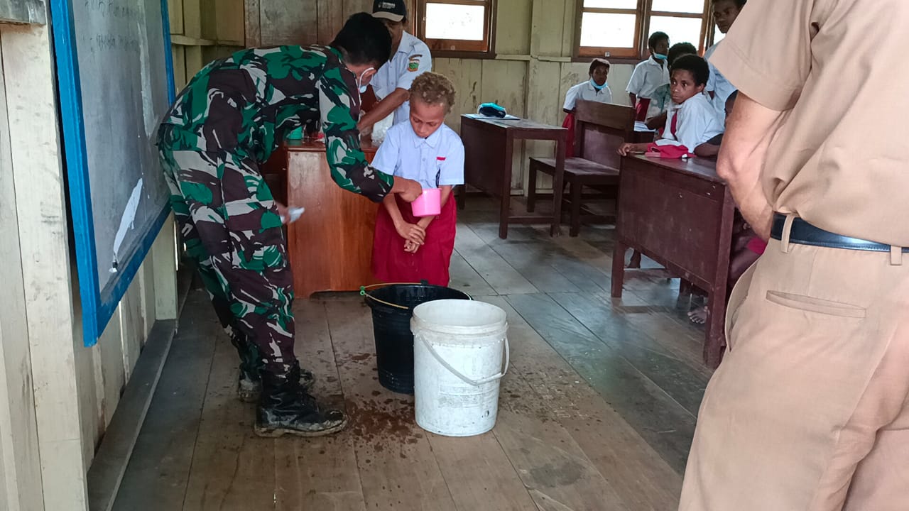 IMG-20220414-WA0015 Personel Satgas Perbatasan RI-PNG Ajari Anak Sekolah Dasar Cuci Tangan 1