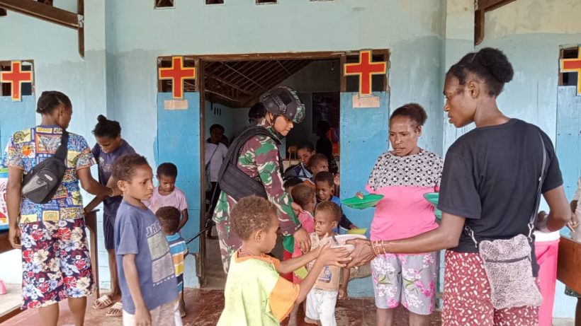 Satgas Yonif 126/KC Berikan Sembako Kepada Warga Perbatasan Papua 12