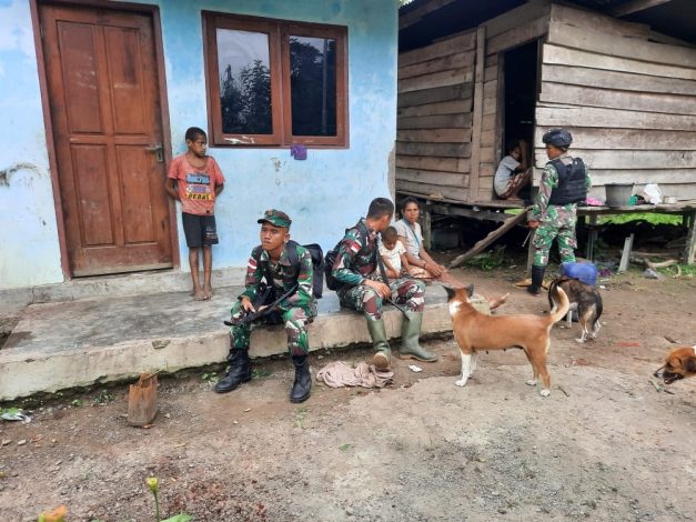 Prajurit Satgas Yonif 126/KC Silaturahmi dengan Warga Perbatasan 14