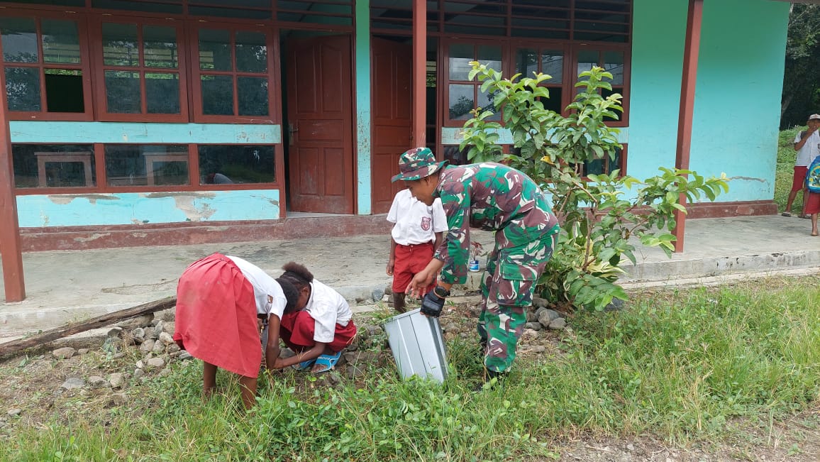IMG-20220425-WA0017 Ajarkan Kebersihan Sejak Dini, Satgas Yonif 126/KC Ajak Murid Gotong Royong Membersihkan Lingkungan Sekolah 1