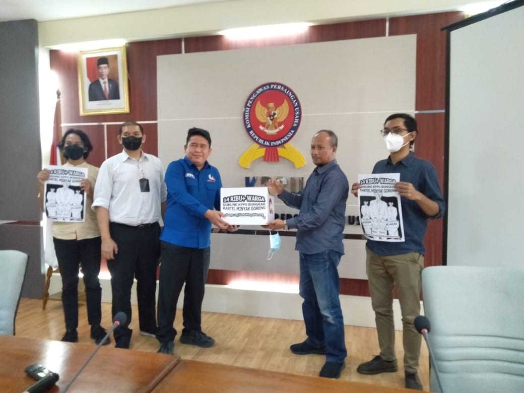 IMG-20220426-WA0022 YLKI Serahkan Petisi Mafia Minyak Goreng ke KPPU 1