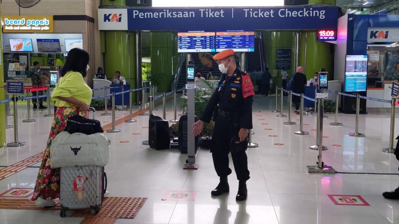 Petugas KAI Amankan Puluhan Barang Tertinggal Milik Penumpang Kereta Lebaran 56