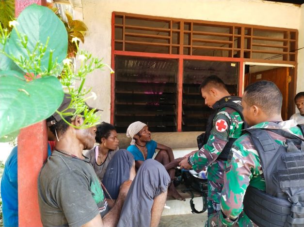 Satgas Yonif 126/KC Laksanakan Pengobatan Door To Door   11